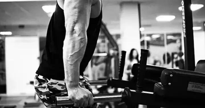 被誤解的雙槓臂屈伸，實則健身必備！