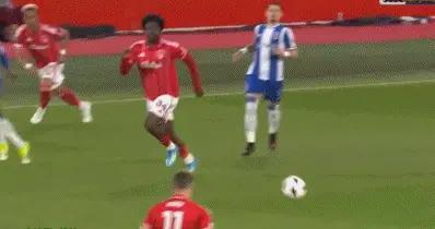 半場：森林1-0波爾圖，吉布斯-懷特破門，貝德納雷克染紅