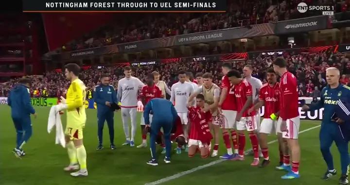 安德森母親去世，森林賽後舉起其球衣致意：全隊都與你同在