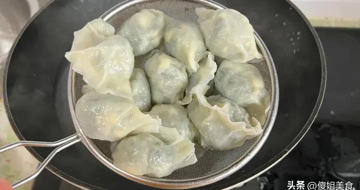 4月，別總喫薺菜了！這菜農村遍地是，包雞蛋素餃子，清鮮超好喫