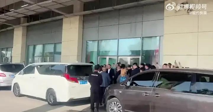 何潤東抵達宿遷奧體，現場球迷高喊：霸王出戰，宿遷必勝