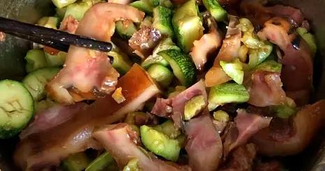 這菜和黃瓜是絕配，比大魚大肉香，隨手一拌，鮮香又解饞，超下飯