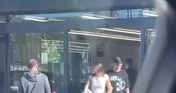 佩德里與女友一起逛超市，還與球迷進行合影