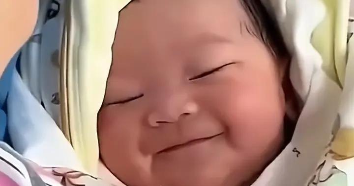 “最可愛寶寶”火了，剛出生就對着媽笑，網友：騙生孩子系列