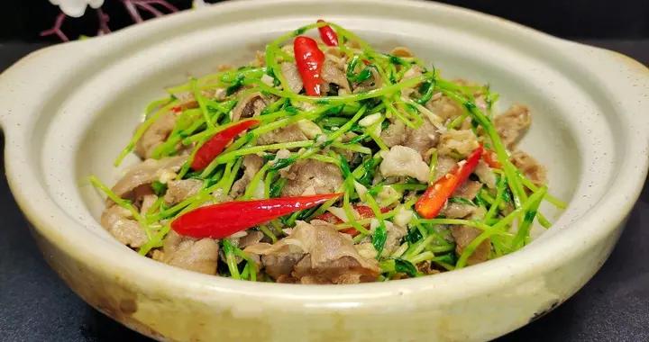 這兩樣食材就是絕配，拌一拌就能上桌！春菜和肉類的美妙搭配
