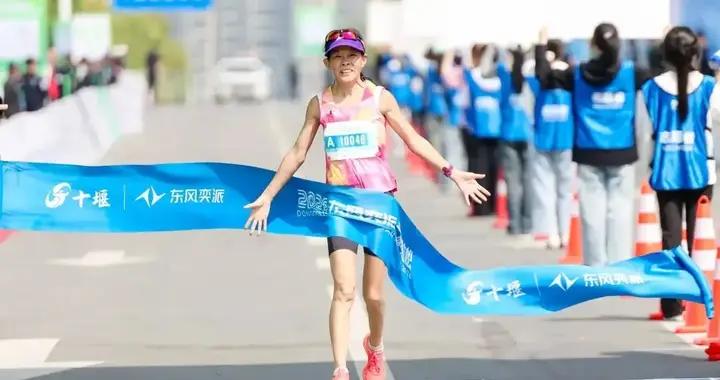 52歲體育老師，全馬258奪冠！這一幕，打臉所有“年齡焦慮”