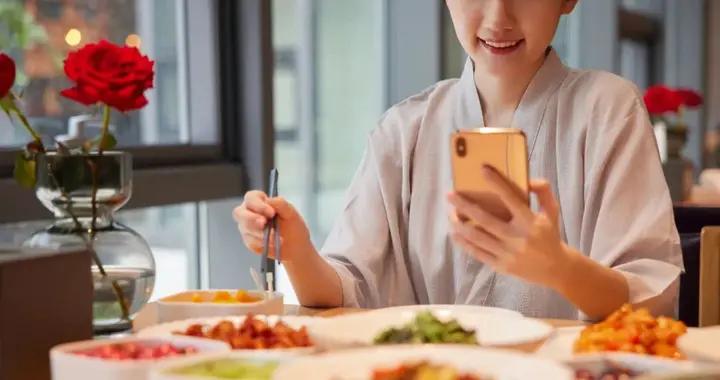 喫飯刷手機、熬夜刷手機！這些習慣正在消耗你的氣血