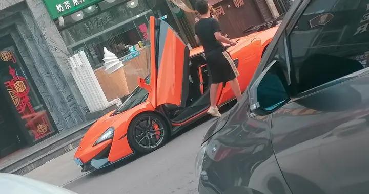 金髮翹臀美女，被肌肉男撩走，這麼隨意的嗎？