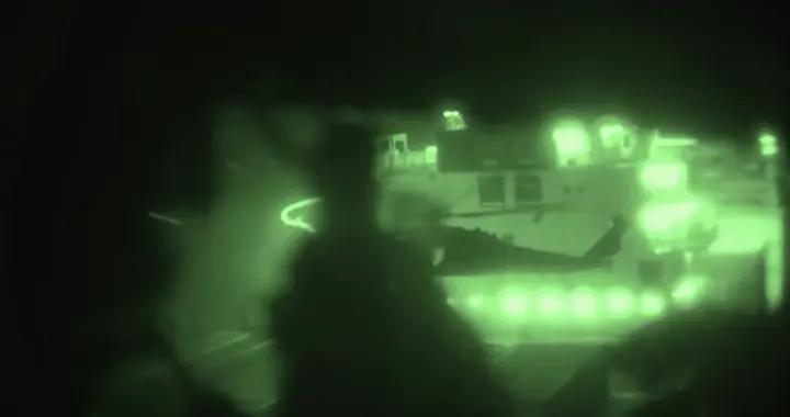 美軍公佈攔截伊朗貨船畫面；伊朗武裝部隊：本已做好準備進行果斷回應，但鑑於船上人員生命安全面臨威脅，伊方將在確保人員安全後採取行動