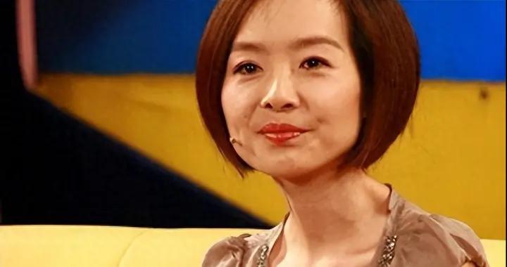 判若兩人！55歲魯豫近況曝光，與小19歲男友同居後，面相都變了
