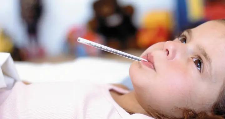 孩子咬碎體溫計吞水銀，媽媽灌牛奶喫火龍果，醫生笑稱：不用治