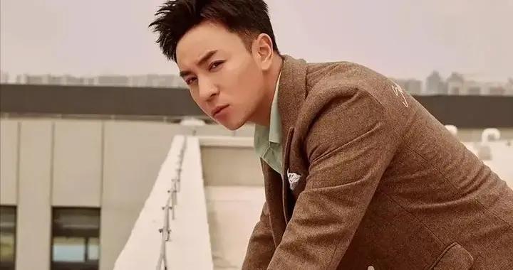 400萬法拉利說開就開！爲什麼釋小龍多年不拍戲，卻有花不完的錢