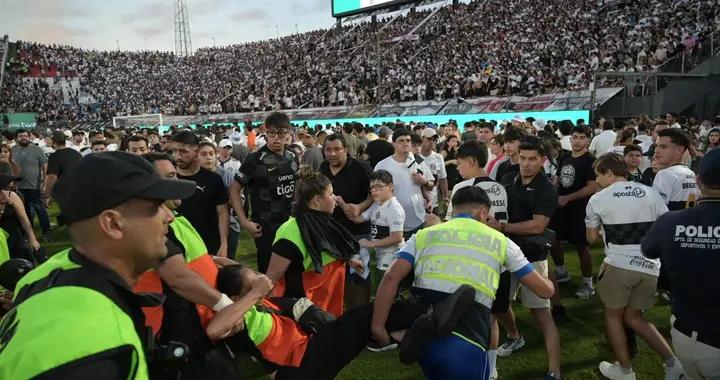 巴拉圭一場德比戰演變爲騷亂導致中斷，球迷與防暴警察發生衝突