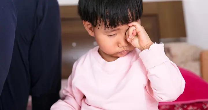 孩子老擠眼睛、揉眼睛？可能不是壞習慣，而是這3種眼部問題信號