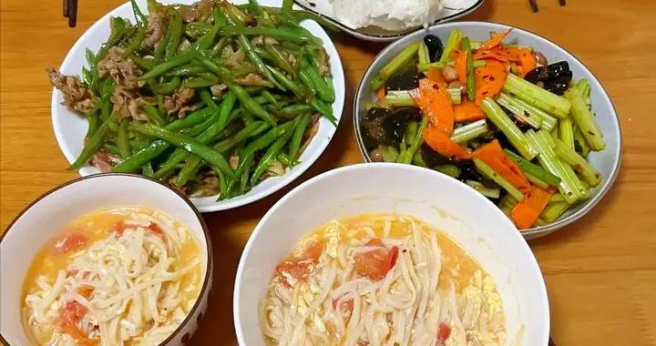 夫妻倆的午餐，簡單豐盛又美味，喫得很滿意，用心過日子！