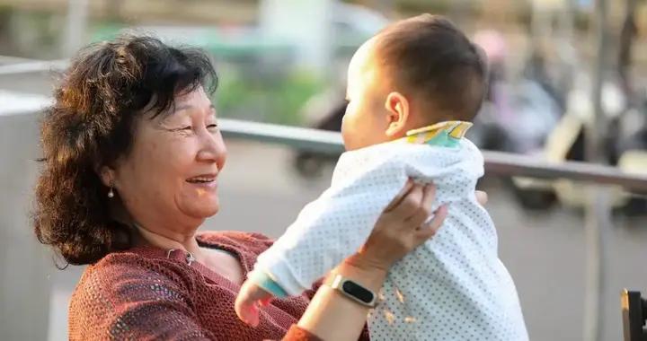 奶奶帶娃若有十種陋習，媽媽寧可得罪老人也要阻止，別坑娃