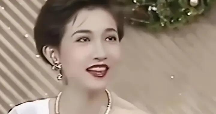 看了吳綺莉年輕時候的照片，我算是明白成龍爲什麼會犯“錯”了！