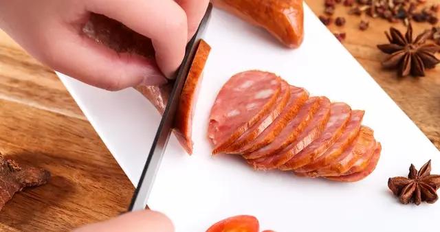 做香腸，20斤肉要放多少鹽？牢記1個黃金比例，鹹香適口久放不壞