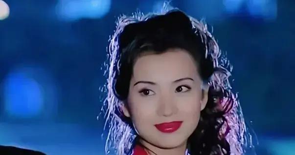 內娛唯一“萬人迷”，退圈嫁百億富豪，連生三子，改行當中戲教授