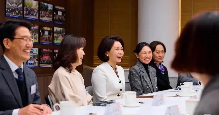 韓第一夫人訪華第三天，金惠景穿白色大衣裙端莊大氣，美出新高度