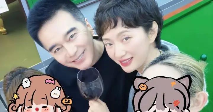 許亞軍回北京忙不停，穿紅毛衣拍廣告笑容滿面，顧不上長子許何