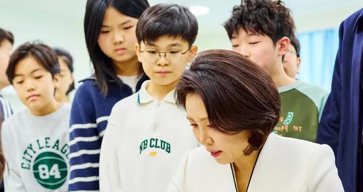 韓國第一夫人金惠景不簡單，幾何大衣得體又大方，露出腳踝不嫌冷