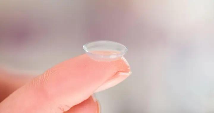 從手殘黨到熟練工，隱形眼鏡佩戴技巧大公開，這些細節別忽略