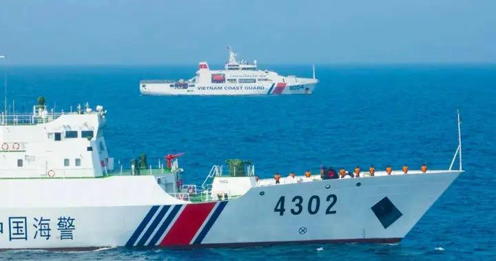 海警版盾艦突襲演訓場？30節航速碾壓全場，052D變身海上執法利器