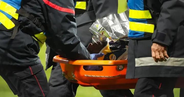 驚險一幕，法國前國腳西迪貝頭部被撞後戴着護頸被擔架抬下