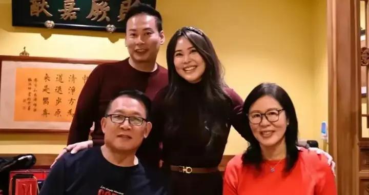 65歲郎平洛杉磯跨年，穿紅衣戴翡翠很貴氣，喫大餐喝名酒生活滋潤