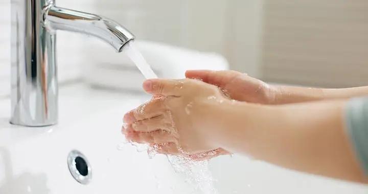 孩子被開水燙傷，媽媽衝冷水致娃毀容，醫生：把握3點很重要