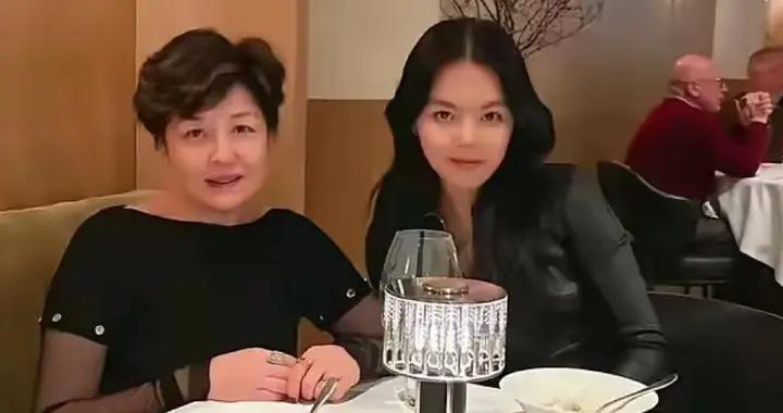 裝都不裝了！李詠在美國下葬7年後，哈文帶着女兒走上了姜昆老路