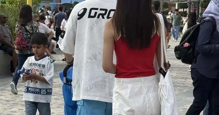 陳赫一家新加坡獨家，穿厚底鞋才與老婆同高，背影矮胖得有160斤