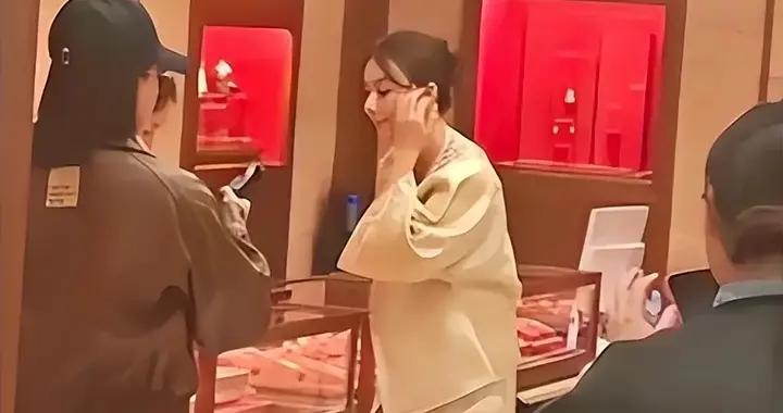 方媛上海買黃金，穿新中式套裝矮又胖，變“母嬰博主”狂接廣告