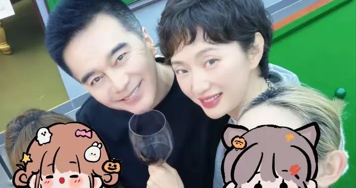 許亞軍回北京和好友聚餐，摟老婆張澍開懷大笑，不見陪伴長子許何