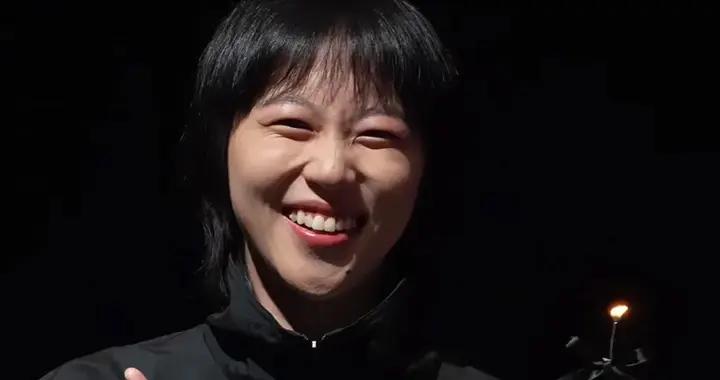 29歲竇靖童廣東慶生，穿運動套裝像個男生，閉上眼和王菲一模一樣