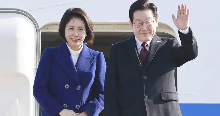 李在明夫婦落地北京，金惠景藍色大衣端莊雅淑，高跟鞋更顯腿瘦