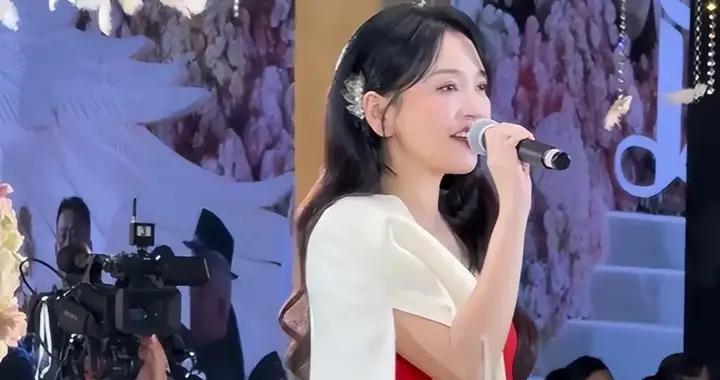 42歲金莎只賺“乾淨錢”，穿裙子走穴凍得臉通紅，唱3首歌才35萬