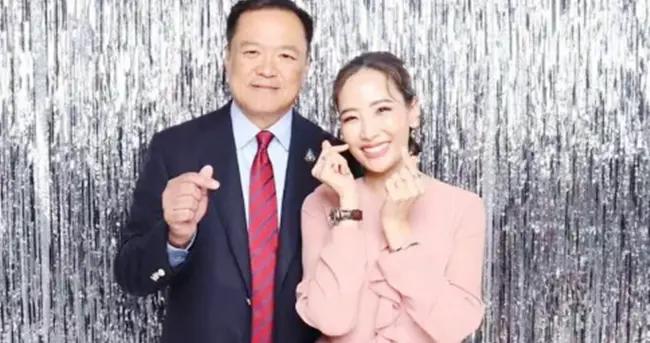 泰國總理和嬌妻玩旋轉木馬，10億身價二婚娶華裔店員，穿搭少女心