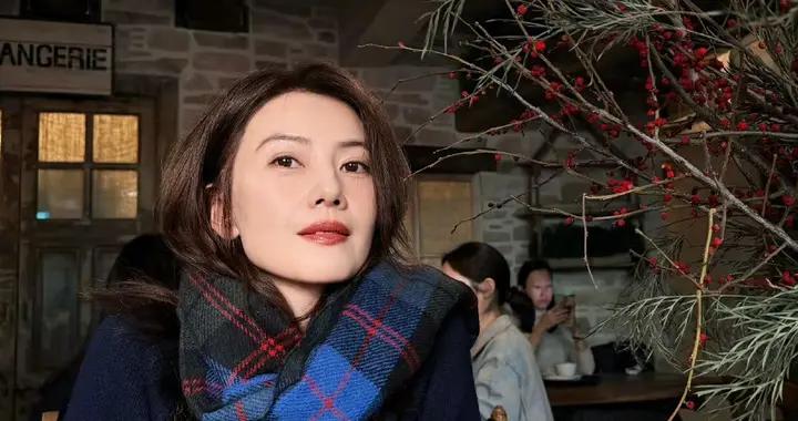 被46歲高圓圓的街拍驚豔到！基礎款穿出少女感，30+、50+都能照搬