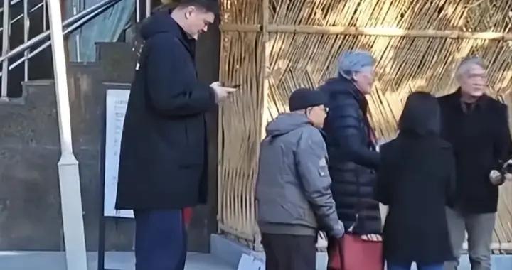 姚明陪父母上海探親，穿黑衣高又壯有400斤，拎4袋禮品站後面好乖