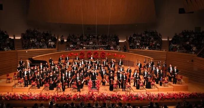 餘隆攜古典樂壇“實力小花”聚上交舞臺，與146歲老團一起邁向青春新歲