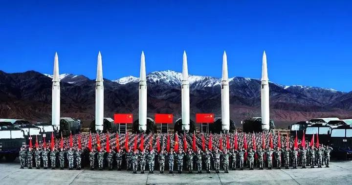 打破重型底盤性能天花板，火箭軍東風快遞這回真要跑得無影無蹤了