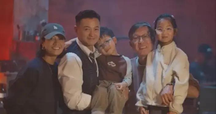 朱丹新年曬全家福，兒女戴眼鏡長相很一般，夫妻倆素顏蒼老皺紋深