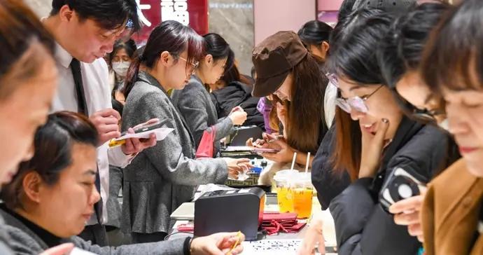 跨年消費“馬”力全開，黃金櫃臺人氣最旺，商場啓動取號預約限流入場