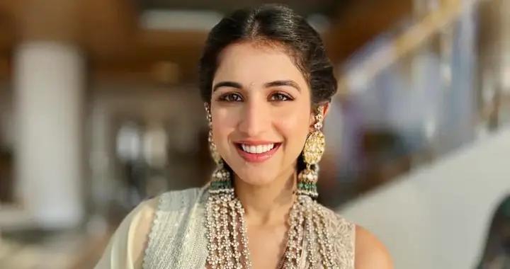 印度首富曬新年“全家福”，300斤兒子C位黑衣風，小兒媳疑有身孕