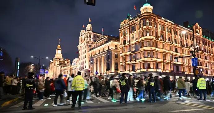 跨年夜外灘、南京路步行街迎大客流，上海公安多措並舉全力護航