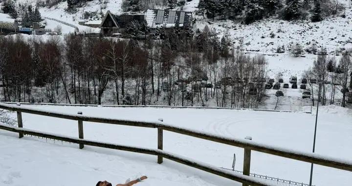 不怕冷，費蘭裸着身子躺在山上的雪地裏