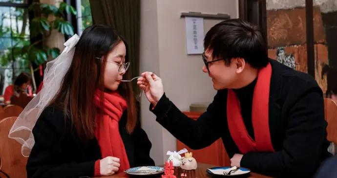 馬年，和白馬王子一起來白馬咖啡館！新年首日6對新人在此參加集體婚禮