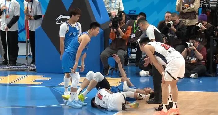 願無大礙！周琦倒地時衝撞到徐傑膝蓋，後者被隊友背下球場